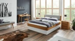 Bett "Otavalo" -Bettbezüge Verkäufe 2024 bett otavalo cognacfarben sockel weiss orig 4933x2696 0x145