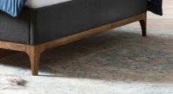 Bett "Rasma" -Bettbezüge Verkäufe 2024 bett rasma fuesse holzrahmen nussbaum