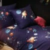 Kaeppel Kinder-Bettwäsche "Weltall" -Bettbezüge Verkäufe 2024 kinder bettwaesche weltall raumschiff design