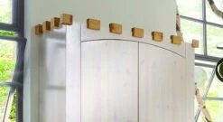 Kleiderschrank "Ritterburg" -Bettbezüge Verkäufe 2024 kleiderschrank ritterburg weiss detail holzstruktur