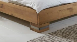 Bett "Curada" -Bettbezüge Verkäufe 2024 wildeichenbett curada mit massiven fuessen stahlband gr
