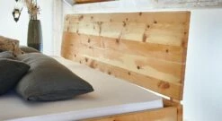 Bett "Tosa" -Bettbezüge Verkäufe 2024 zirbenbett leicht geneigt kopfteil 1